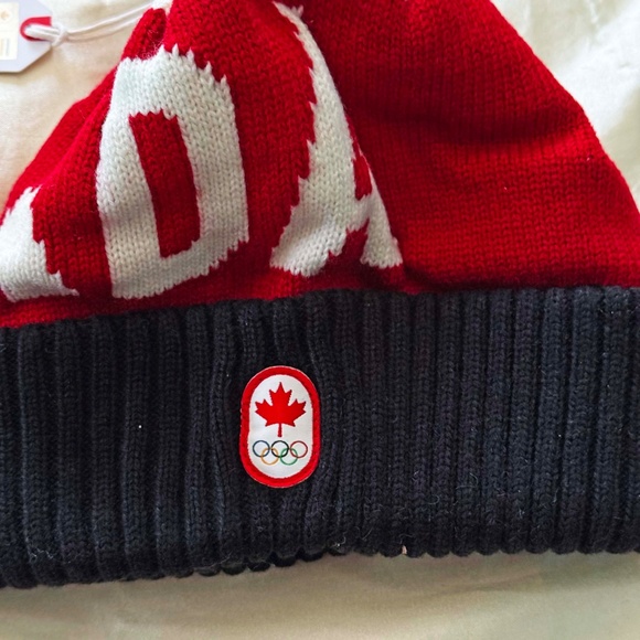OLYMPICS OFFICIAL TUQUE, LARGE WHITE CANADA ON RED WRAP-AROUND, DOUBLE THICKNESS - Picture 4 of 7